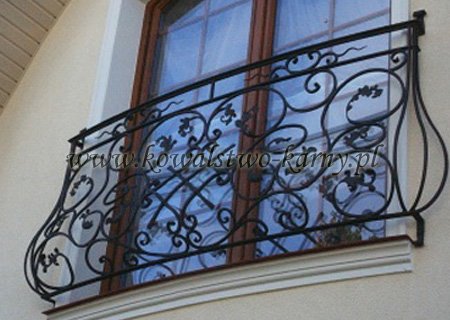 Balkon francuski z gęstym ornamentem kutych zwojów