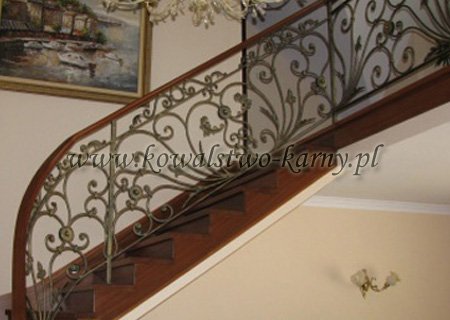Elegancka balustrada schodowa kuta z drewnianym pochwytem