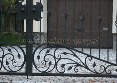 Detal pasa ozdobnego bramy — kute liście i spirale