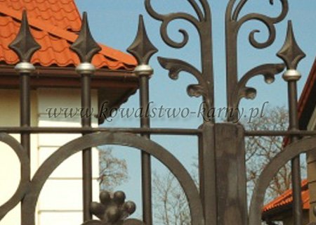 Zwieńczenie słupka bramy — kute groty i ornament