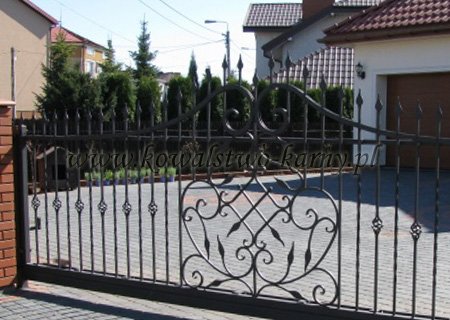Brama wjazdowa z centralnym ornamentem i kutymi grotami