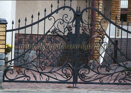 Reprezentacyjna brama dwuskrzydłowa z łukiem i ornamentem zwojów