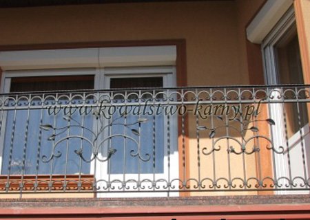 Balustrada balkonowa kuta z delikatnym ornamentem zwojów