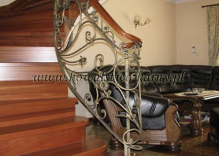 Balustrada schodowa kuta z ornamentem przy schodach drewnianych