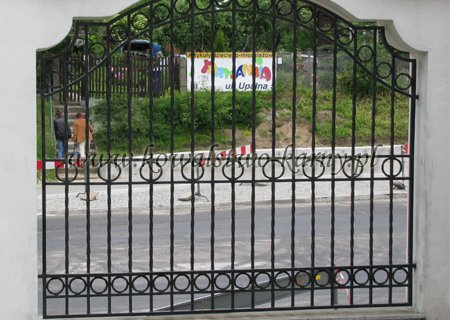 Przęsło z motywem kół i łukowatym zwieńczeniem