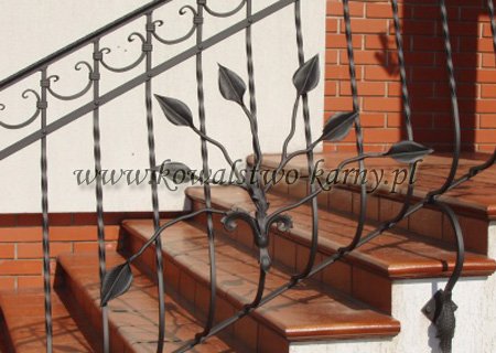 Balustrada zewnętrzna schodów wejściowych z motywem liści