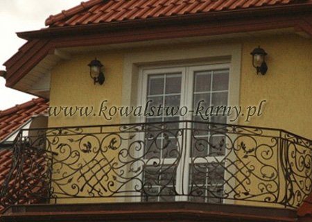 Narożna balustrada balkonowa z ornamentem zwojów