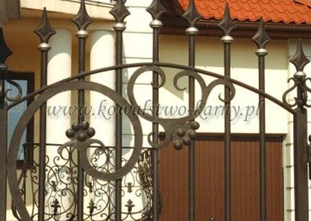 Furtka kuta z kolistym ornamentem i grotami