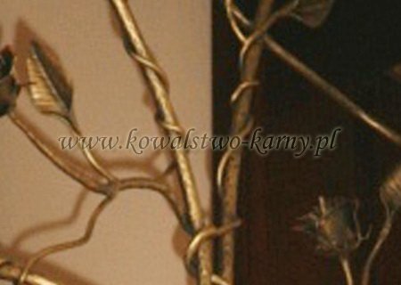 Złocony detal kutej gałązki z różą