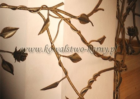 Dekoracja kuta z gałązek z liśćmi i szyszkami