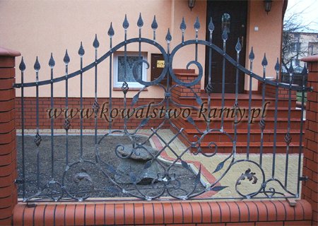 Ogrodzenie kute z łukami i grotami — narożnik ozdobny