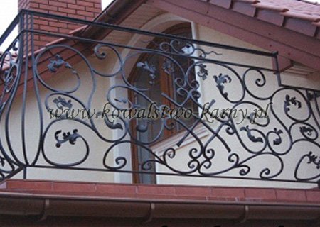 Balustrada balkonowa z bogatym ornamentem zwojów i liści