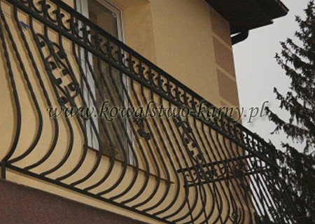 Wybrzuszona balustrada balkonowa z ornamentem kutym