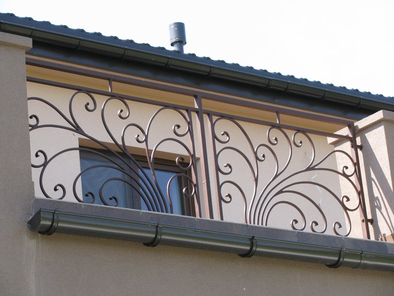 Poręcz metalowa z motywami kwiatowymi