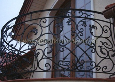 Półokrągły balkon kuty z motywem winogron